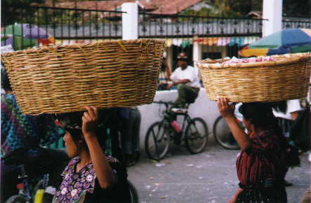 baskets, mayan women with market.JPG (21958 bytes)