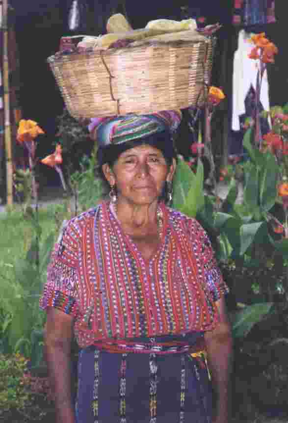 Solola_woman_with_tortillas.JPG (59885 bytes)