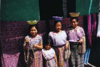 santiago atitlan, women in the market.JPG (21072 bytes)